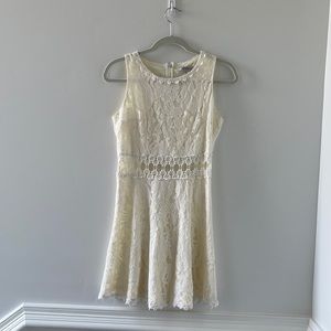 Cute white/cream dress with open design mid-drift